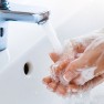 Udržte si pěkné ruce i přes časté mytí a dezinfekci_shutterstock